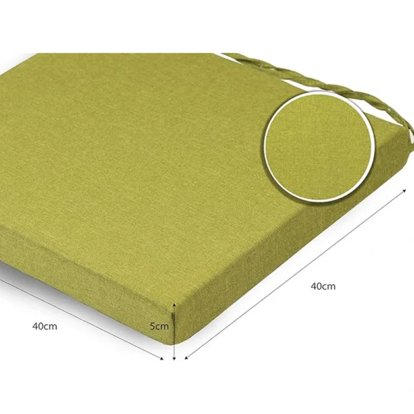 Zielona kwadratowa poduszka z fakturą materiału, o wymiarach 40 cm na 40 cm na 5 cm. Zdjęcie przedstawia zbliżenie materiału i prowadnicę pomiarową po bokach. W jednym rogu znajdują się wiązania z tkaniny.