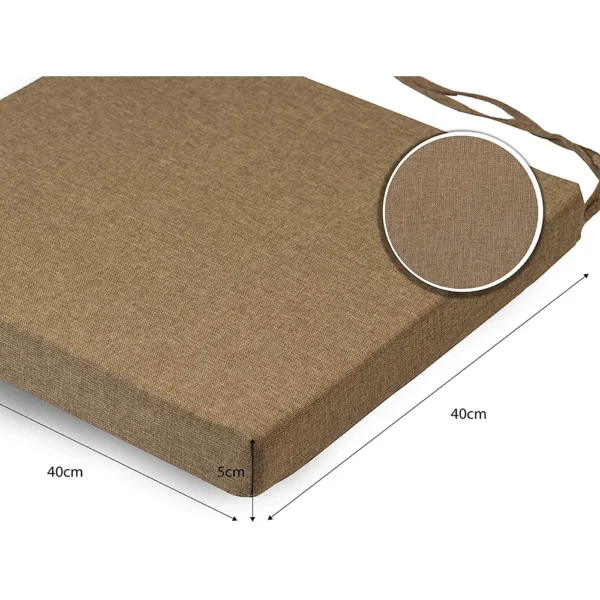 Brązowa kwadratowa poduszka z teksturowaną tkaniną, o wymiarach 40 cm na 40 cm i grubości 5 cm. Zbliżenie pokazuje szczegóły tkaniny. Po jednej stronie znajdują się dwa wiązania do zabezpieczenia poduszki.