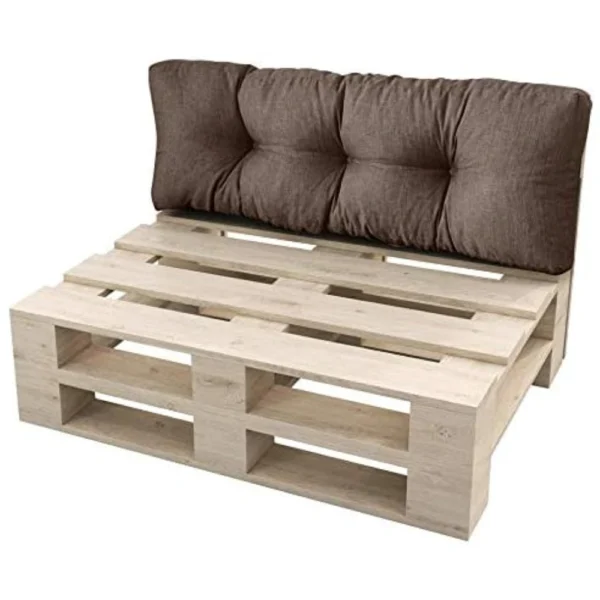 Drewniana sofa z palet z niewykończoną ramą z jasnego drewna i grubą, pikowaną brązową poduszką używaną jako oparcie. Siedzisko nie ma poduszki, odsłaniając drewniane listwy.