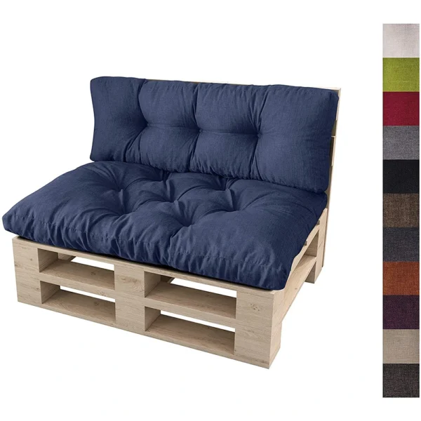 Drewniana sofa z palet z grubymi, ciemnoniebieskimi, pikowanymi poduszkami. Po prawej stronie znajdują się próbki tkanin w różnych kolorach, w tym zielonym, beżowym, czerwonym, szarym, niebieskim, brązowym, pomarańczowym i czarnym.