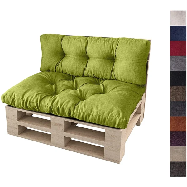 Mała drewniana sofa z palet z grubą, pikowaną zieloną poduszką. Po prawej stronie znajdują się próbki różnych kolorów tkanin, w tym niebieskiego, czerwonego, szarego, brązowego i beżowego.