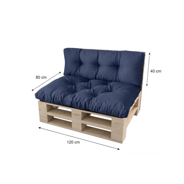 Drewniana sofa z palet z ciemnoniebieską, pikowaną poduszką. Sofa ma 120 cm szerokości, 80 cm głębokości i 40 cm wysokości, a jej wymiary oznaczono strzałkami na zdjęciu.