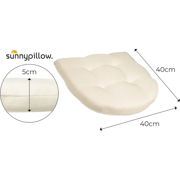 Kremowa, kwadratowa poduszka do siedzenia od sunnypillow z zaokrąglonymi rogami, pikowaną górą i grubością 5 cm. Wymiary wynoszą 40 cm na 40 cm. Wstawka pokazuje zbliżenie grubości poduszki i tekstury tkaniny.