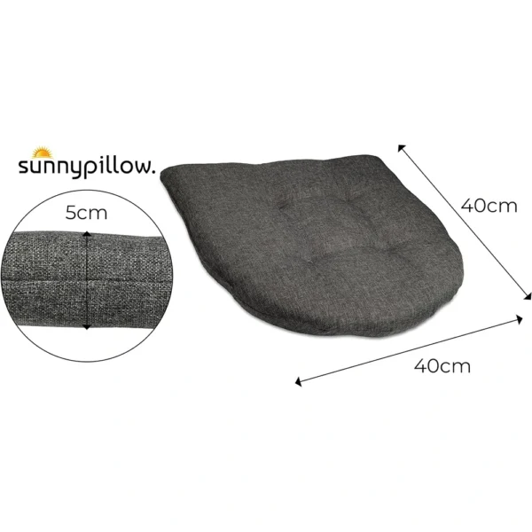 Ciemnoszara, kwadratowa poduszka do siedzenia z pikowanymi detalami, o wymiarach 40 cm na 40 cm i grubości 5 cm. Poduszka jest pokazana od góry z oznaczonymi strzałkami i logo SunnyPillow w rogu.