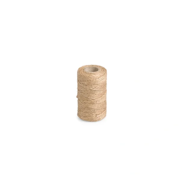 Sznurek jutowy 2 mm, szpulka 100 g na białym tle
